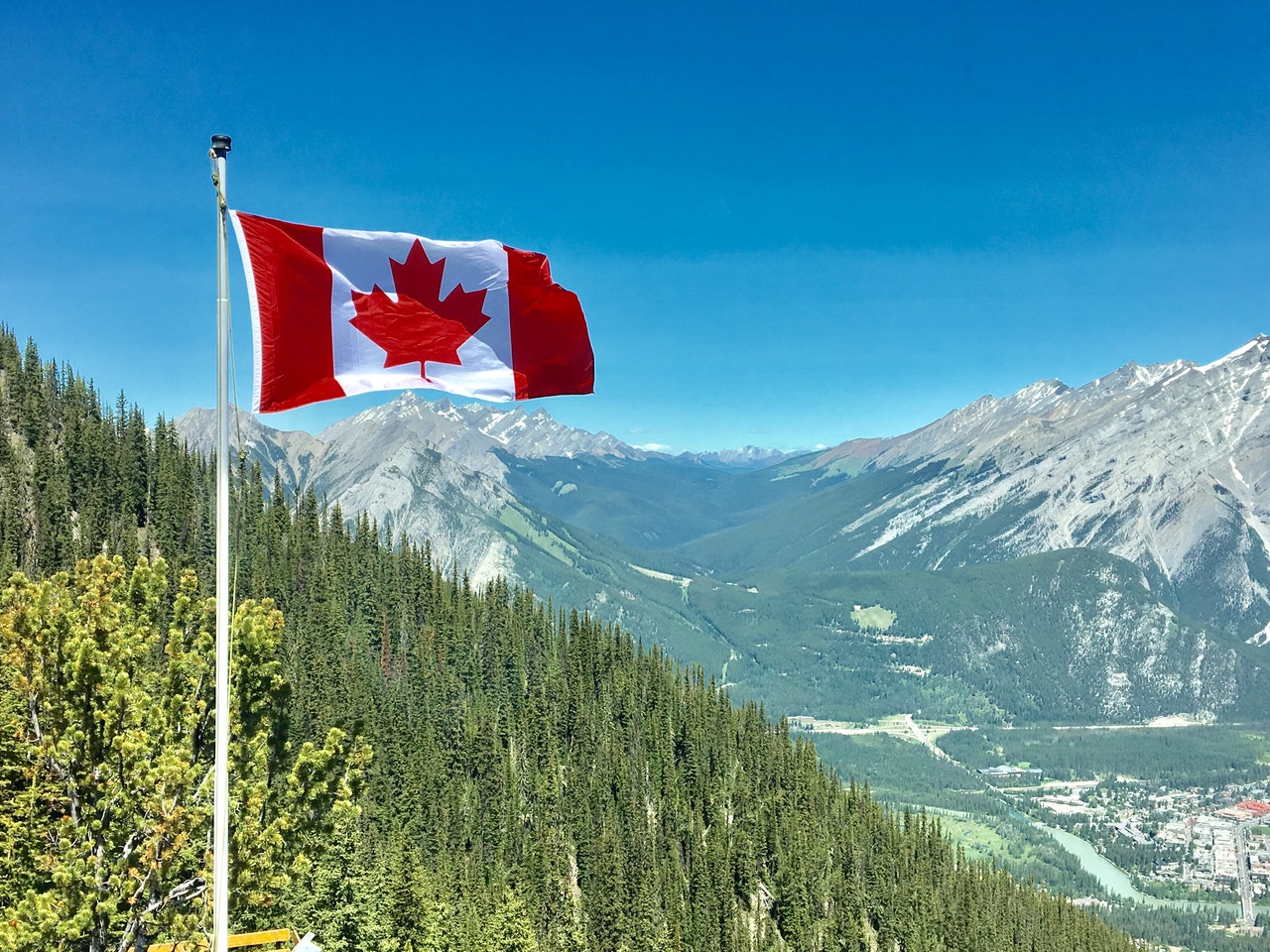 Canada banidera e montagne