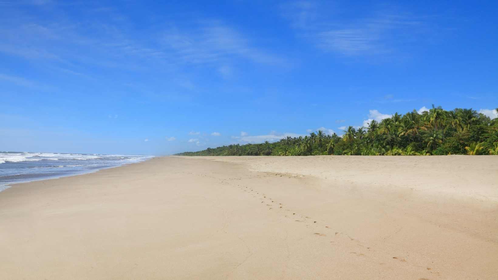 Playa Montelimar (Nicaragua): spiaggia sabbia scura Oceano Pacifico