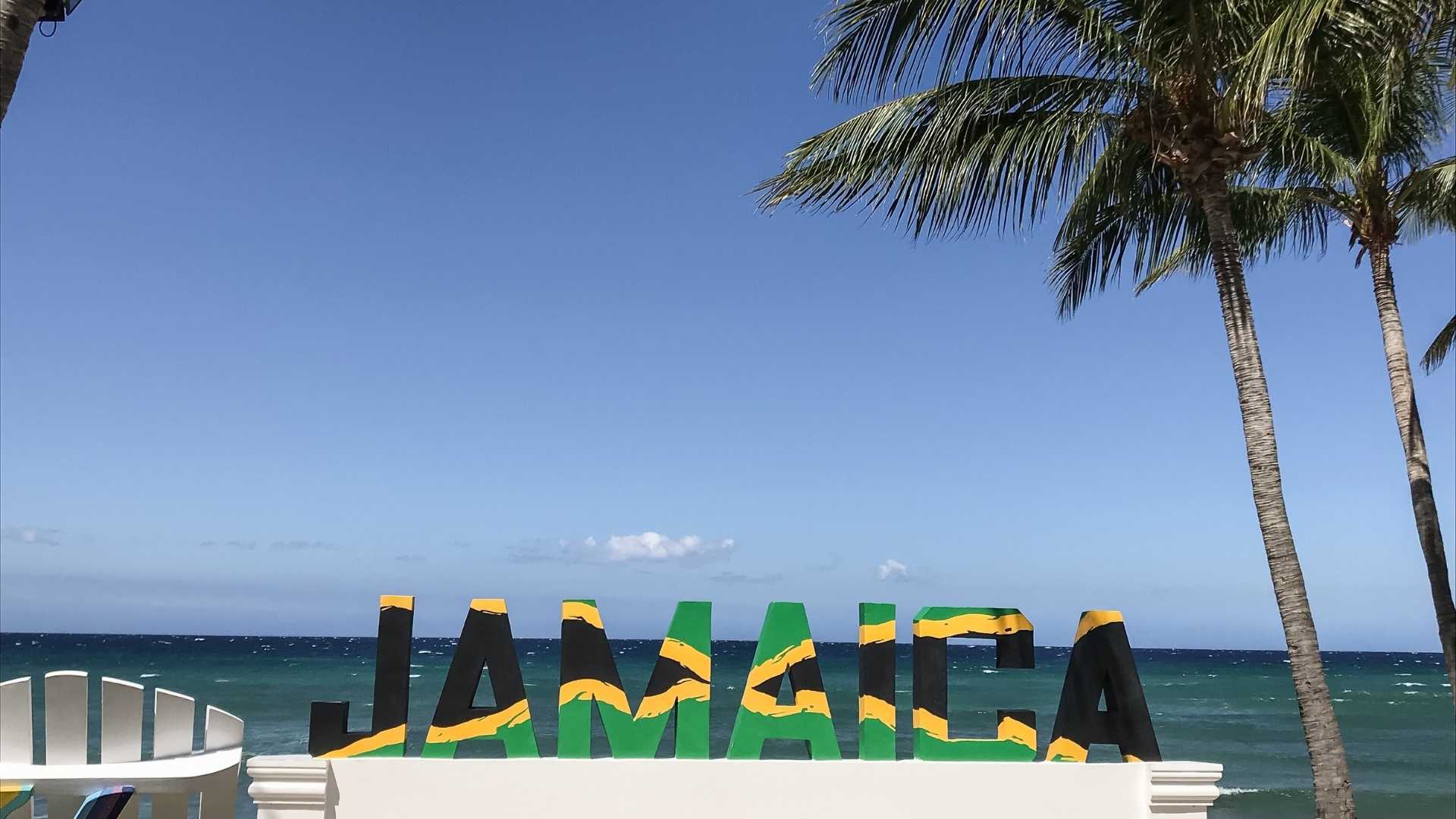 Spiaggia Jamaica palme e scritta Jamaica